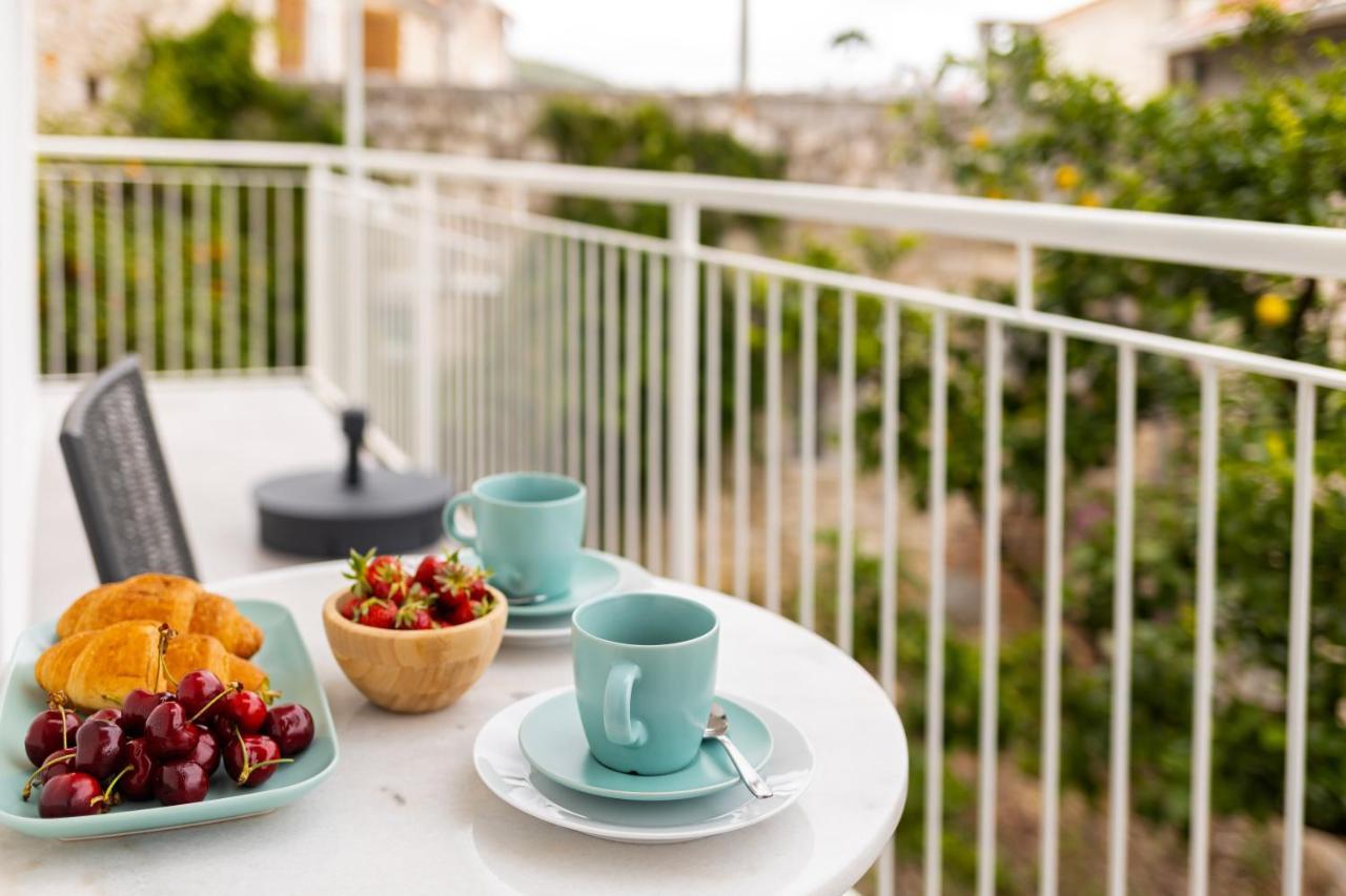 Jesliving Hvar - 2 Bedroom Elegant Apartment With Sea View In Historic Center Of Hvar Town Eksteriør bilde