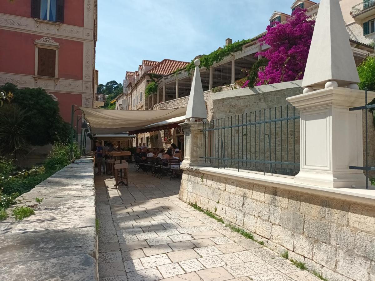 Jesliving Hvar - 2 Bedroom Elegant Apartment With Sea View In Historic Center Of Hvar Town Eksteriør bilde