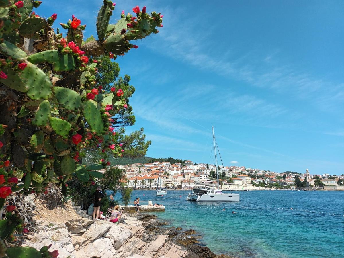 Jesliving Hvar - 2 Bedroom Elegant Apartment With Sea View In Historic Center Of Hvar Town Eksteriør bilde