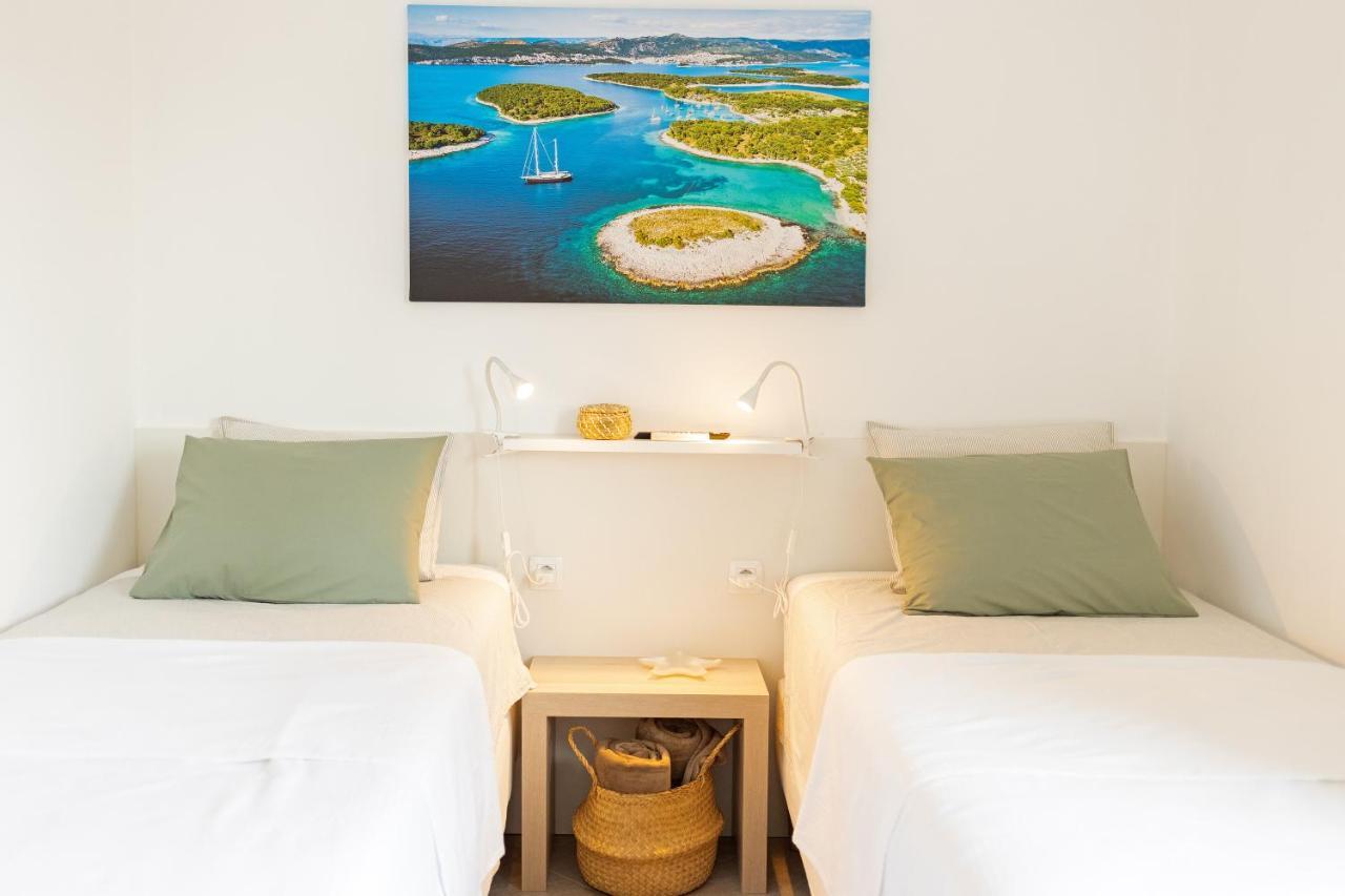 Jesliving Hvar - 2 Bedroom Elegant Apartment With Sea View In Historic Center Of Hvar Town Eksteriør bilde