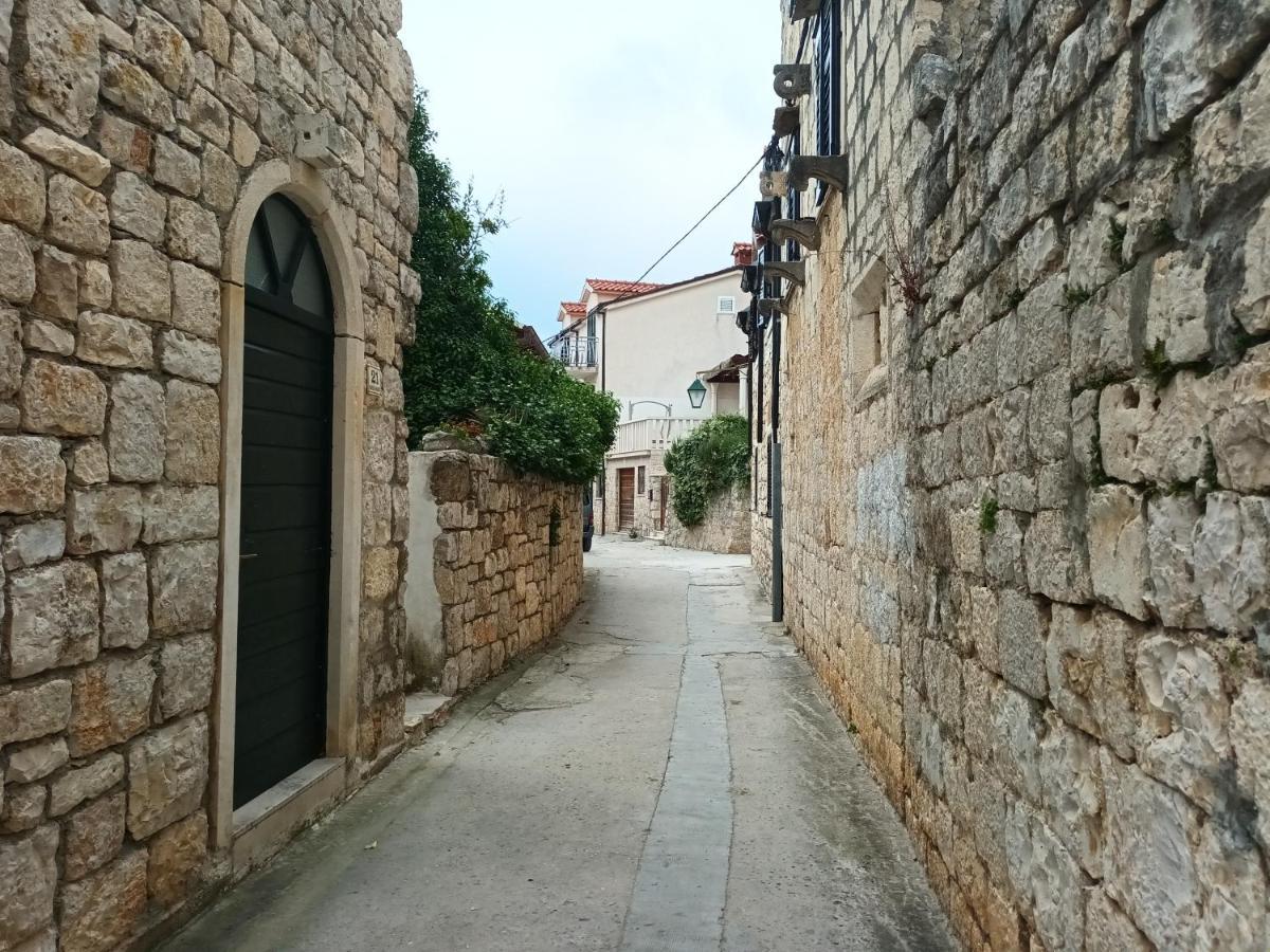 Jesliving Hvar - 2 Bedroom Elegant Apartment With Sea View In Historic Center Of Hvar Town Eksteriør bilde