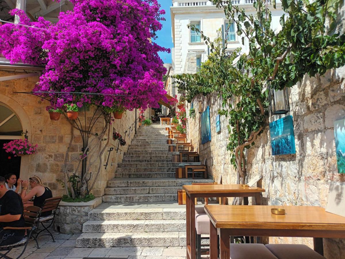 Jesliving Hvar - 2 Bedroom Elegant Apartment With Sea View In Historic Center Of Hvar Town Eksteriør bilde
