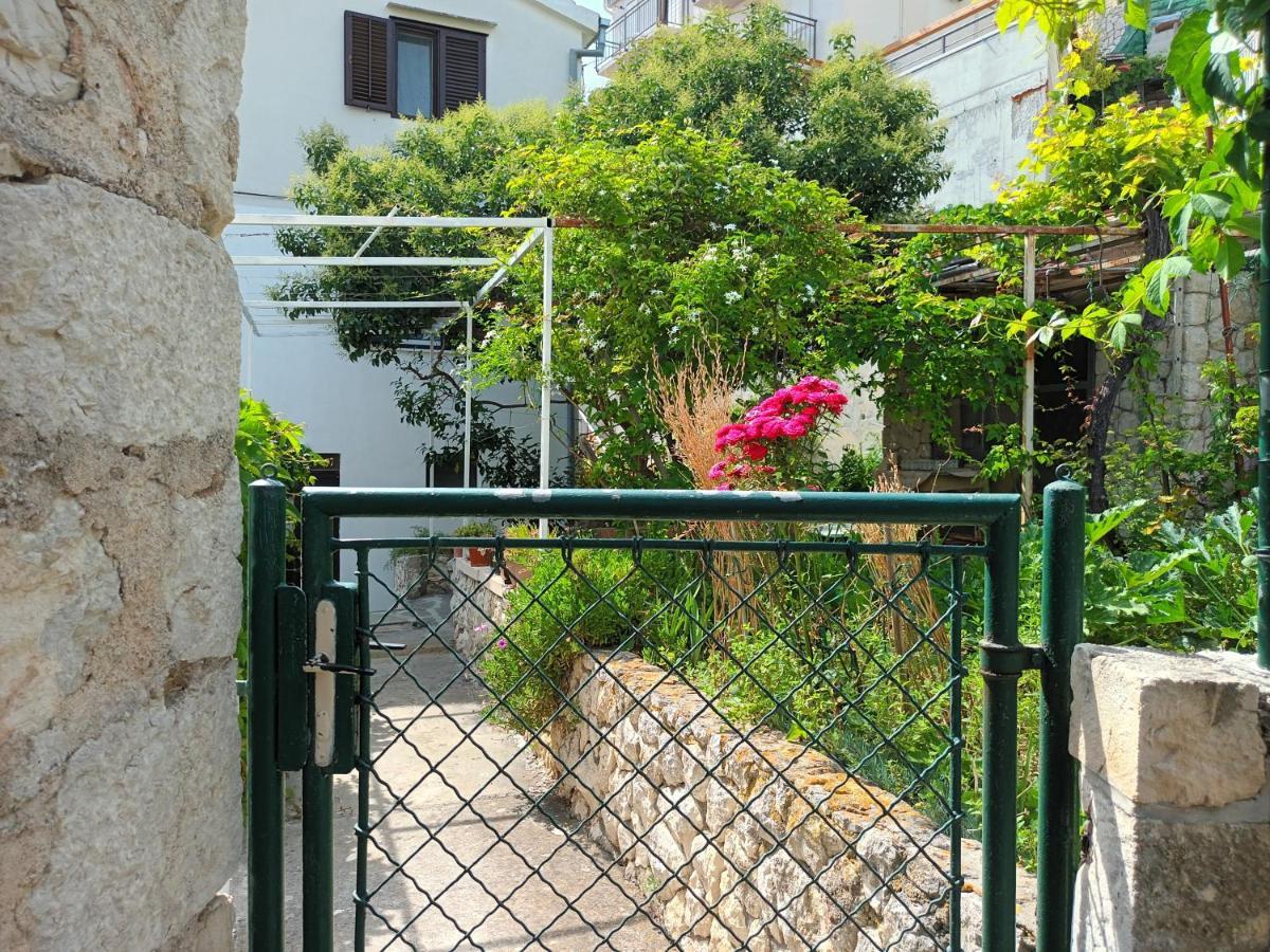 Jesliving Hvar - 2 Bedroom Elegant Apartment With Sea View In Historic Center Of Hvar Town Eksteriør bilde