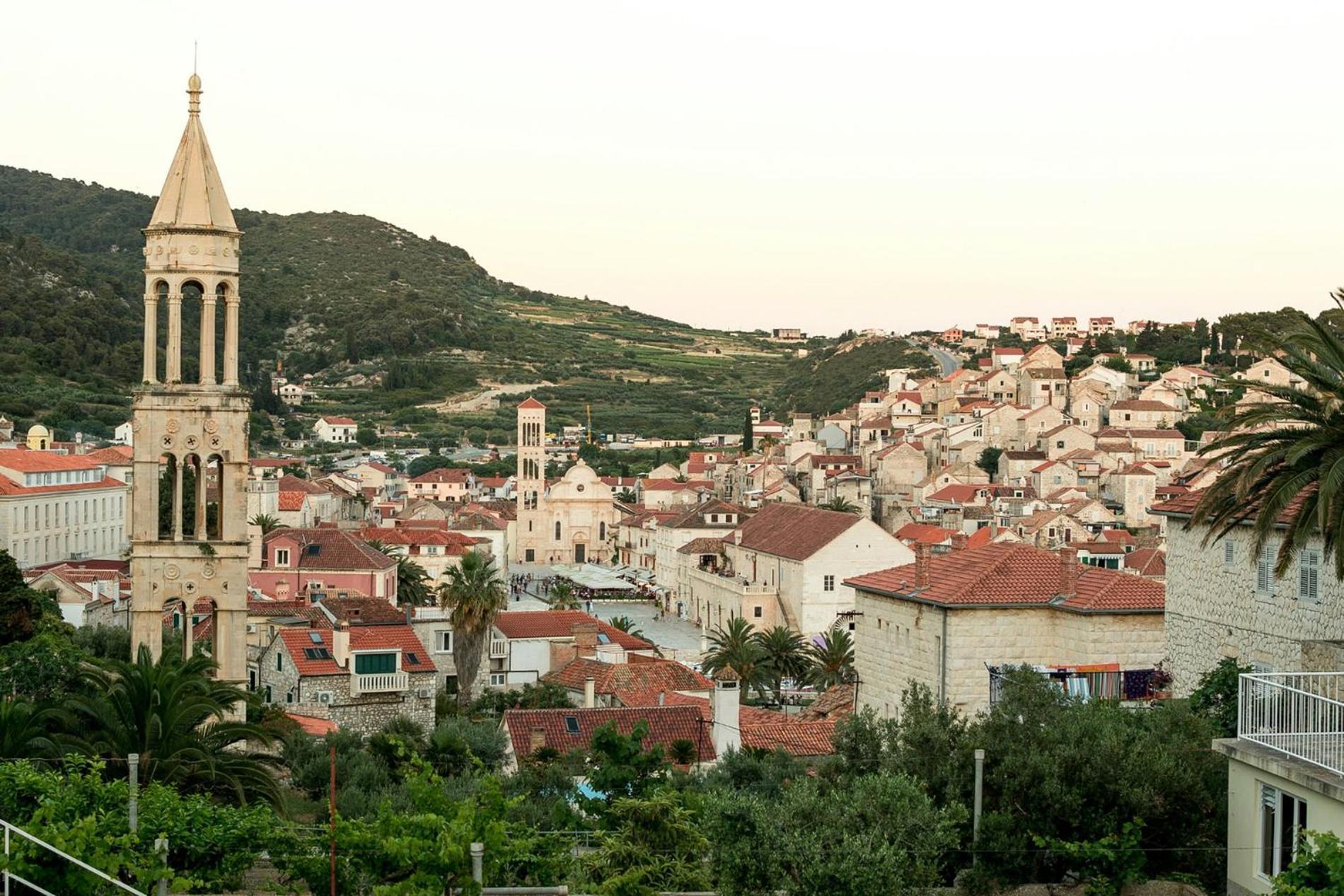 Jesliving Hvar - 2 Bedroom Elegant Apartment With Sea View In Historic Center Of Hvar Town Eksteriør bilde
